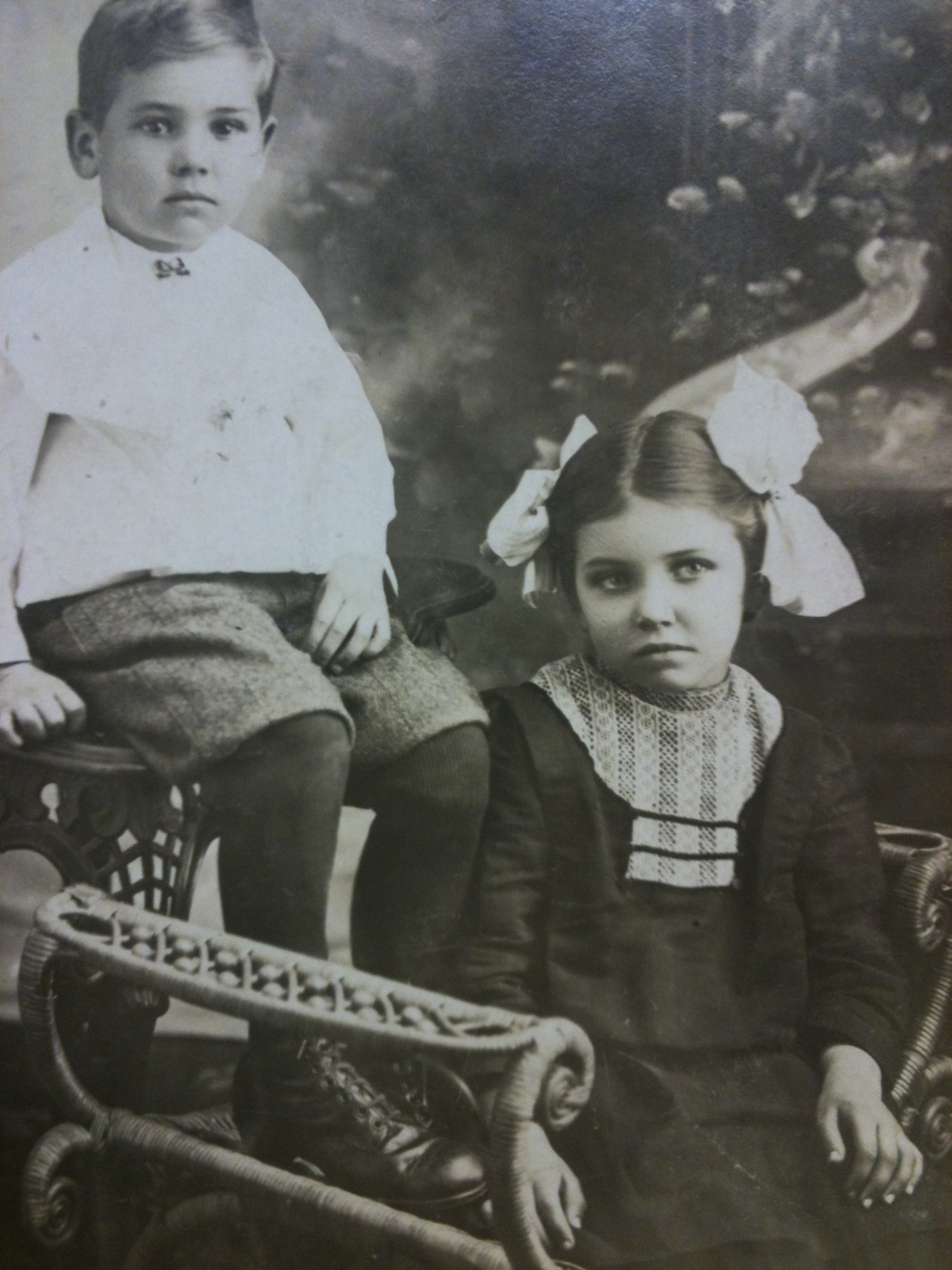 Pearl Dailey as a child with an unknown boy